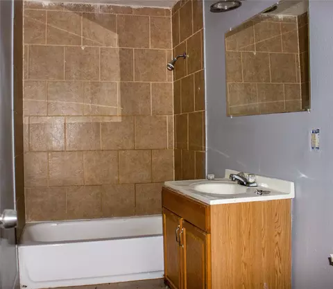 Bath - 404 E Laurel St, Hugo, OK 74743 photo 2 of 3
