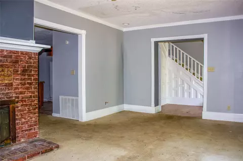 Living - 404 E Laurel St, Hugo, OK 74743 photo 3 of 5