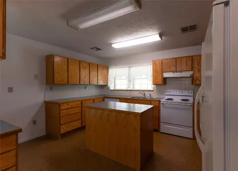 Kitchen - 334169 E 1010 Rd, Harrah, OK 73045 photo 2 of 3