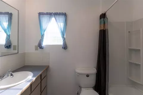 Bath - 334169 E 1010 Rd, Harrah, OK 73045 photo 2 of 5