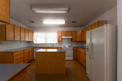 Kitchen - 334169 E 1010 Rd, Harrah, OK 73045 photo 1 of 3