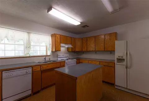 Kitchen - 334169 E 1010 Rd, Harrah, OK 73045 photo 3 of 3
