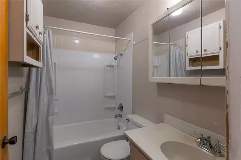 Bath - 334169 E 1010 Rd, Harrah, OK 73045 photo 3 of 5