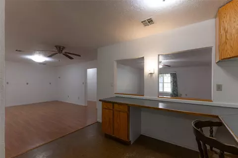 Living - 334169 E 1010 Rd, Harrah, OK 73045 photo 4 of 5