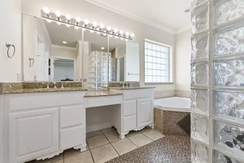 Bath - 3315 E Ridgewood Dr, Cushing, OK 74023 photo 1 of 6