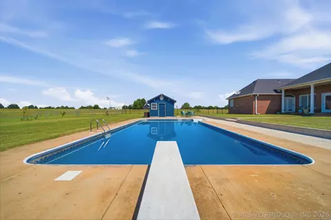 Exterior - 3315 E Ridgewood Dr, Cushing, OK 74023 photo 9 of 12