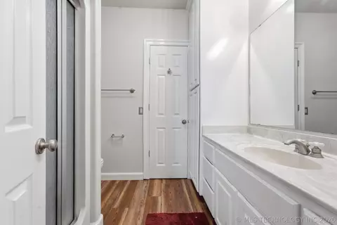Bath - 3315 E Ridgewood Dr, Cushing, OK 74023 photo 5 of 6