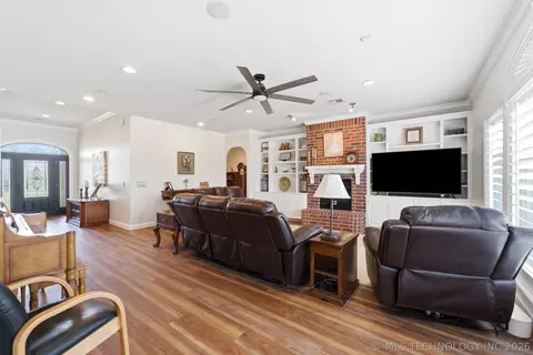 Living - 3315 E Ridgewood Dr, Cushing, OK 74023 photo 2 of 2