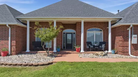 Exterior - 3315 E Ridgewood Dr, Cushing, OK 74023 photo 3 of 12