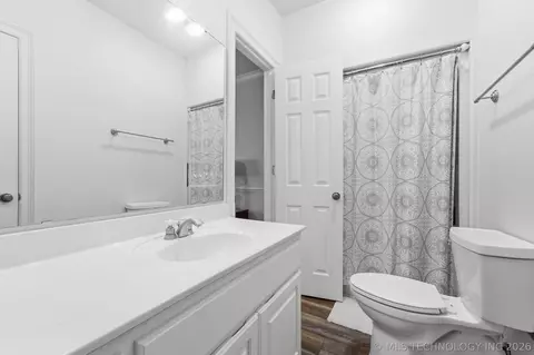 Bath - 3315 E Ridgewood Dr, Cushing, OK 74023 photo 6 of 6