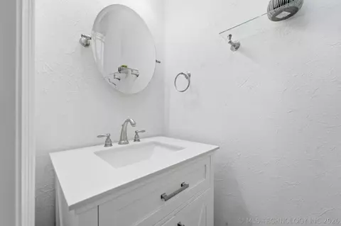 Bath - 3315 E Ridgewood Dr, Cushing, OK 74023 photo 4 of 6