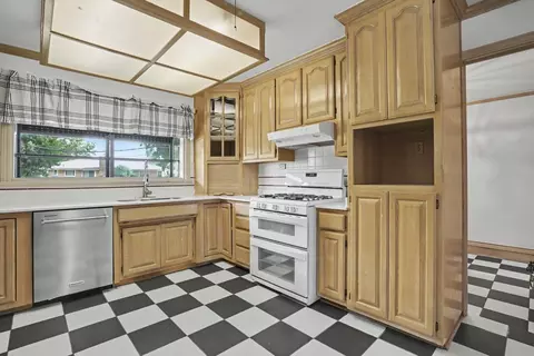 Kitchen - 602 Elgin Pl, Broken Arrow, OK 74012 photo 3 of 5