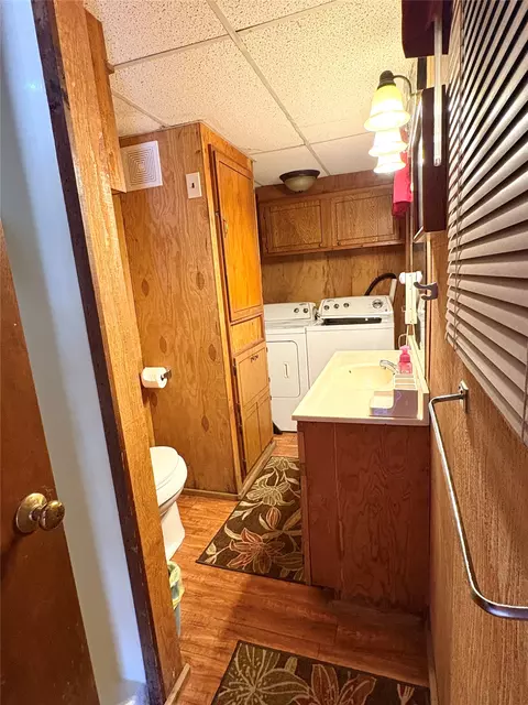 Bath - 979 County Line Rd, Eufaula, OK 74432 photo 1 of 2