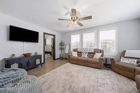 Living - 519 W Forrest Ave, Eufaula, OK 74432 photo 1 of 1