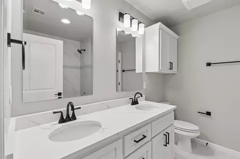 Bath - 214 E 164th Pl S, Glenpool, OK 74033 photo 7 of 9