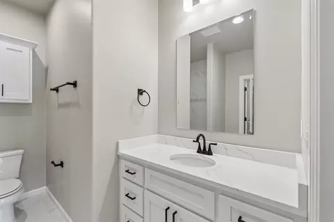 Bath - 214 E 164th Pl S, Glenpool, OK 74033 photo 4 of 9