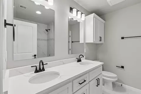 Bath - 214 E 164th Pl S, Glenpool, OK 74033 photo 7 of 9