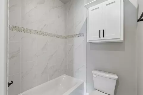 Bath - 214 E 164th Pl S, Glenpool, OK 74033 photo 5 of 9