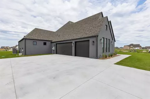 Exterior - 103 E 165th Pl S, Glenpool, OK 74033 photo 4 of 6