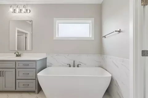 Bath - 103 E 165th Pl S, Glenpool, OK 74033 photo 4 of 7