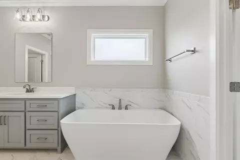 Bath - 103 E 165th Pl S, Glenpool, OK 74033 photo 4 of 7