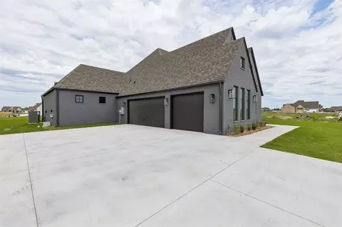 Exterior - 103 E 165th Pl S, Glenpool, OK 74033 photo 4 of 6