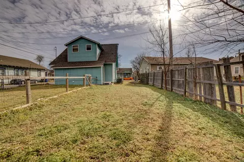 Exterior - 2009 E 2nd St, Tulsa, OK 74104 photo 6 of 6