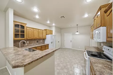 Kitchen - 8401 E 74th Pl, Tulsa, OK 74133 photo 1 of 5