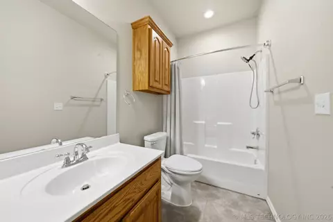 Bath - 8401 E 74th Pl, Tulsa, OK 74133 photo 2 of 2