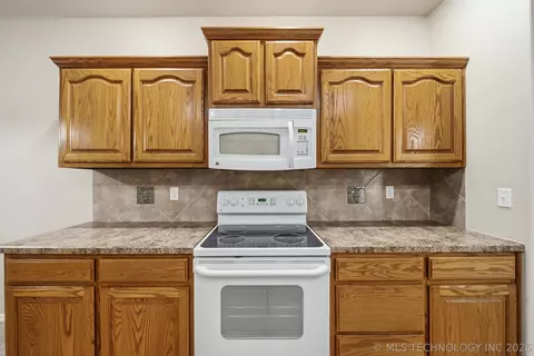 Kitchen - 8401 E 74th Pl, Tulsa, OK 74133 photo 5 of 5