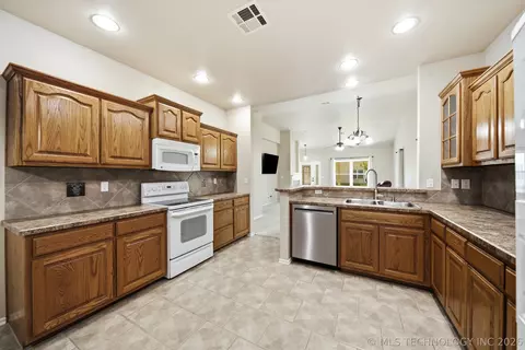 Kitchen - 8401 E 74th Pl, Tulsa, OK 74133 photo 2 of 5