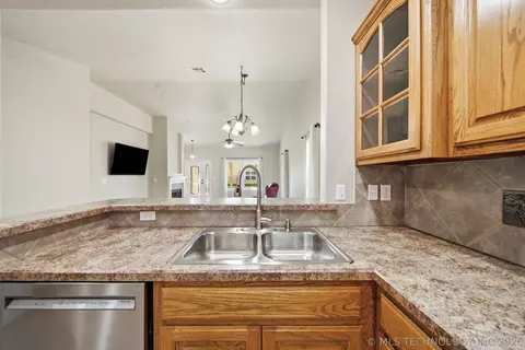 Kitchen - 8401 E 74th Pl, Tulsa, OK 74133 photo 4 of 5