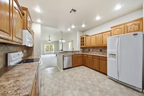 Kitchen - 8401 E 74th Pl, Tulsa, OK 74133 photo 3 of 5