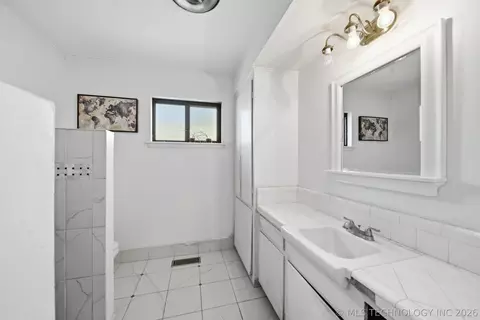 Bath - 6930 E 20th St, Tulsa, OK 74112 photo 1 of 2