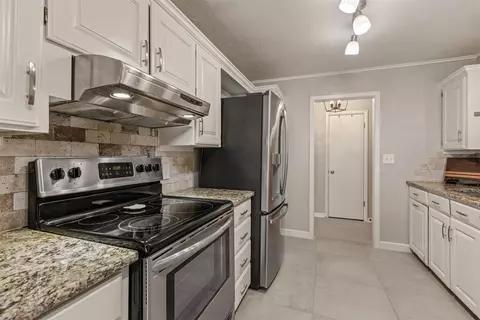Kitchen - 4435 E 60th St, Tulsa, OK 74135 photo 4 of 6