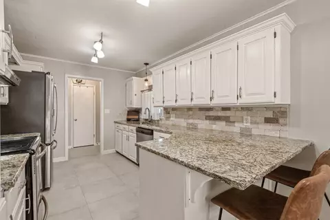Kitchen - 4435 E 60th St, Tulsa, OK 74135 photo 3 of 6