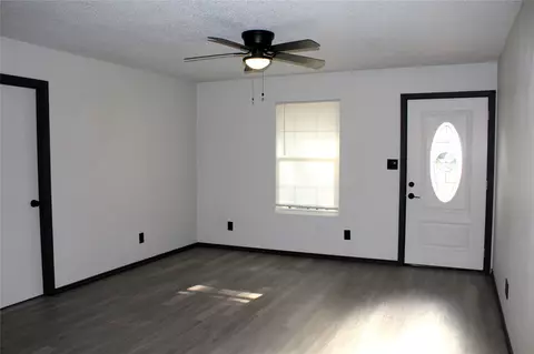 Living - 406 Second St, Calera, OK 74730 photo 3 of 4