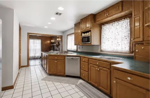 Kitchen - 8221 E 35th St, Tulsa, OK 74145 photo 1 of 2