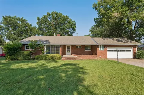 1419 Crescent Dr, Bartlesville, OK 74006