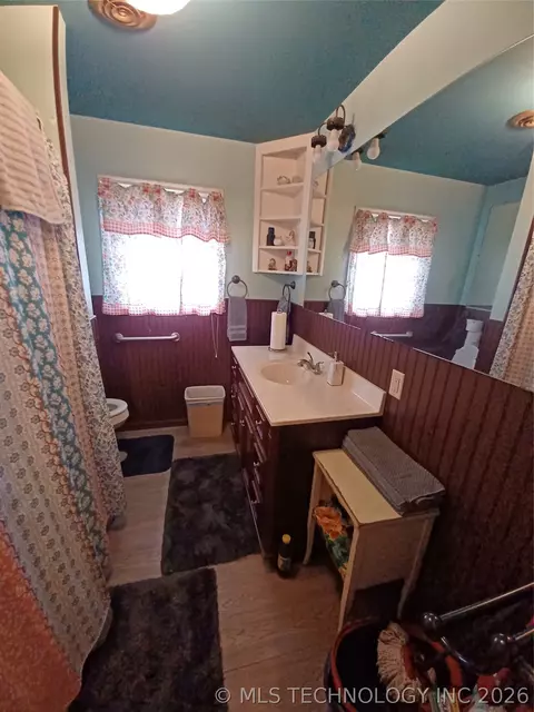 Bath - 722 SW 4th St, Checotah, OK 74426 photo 1 of 4