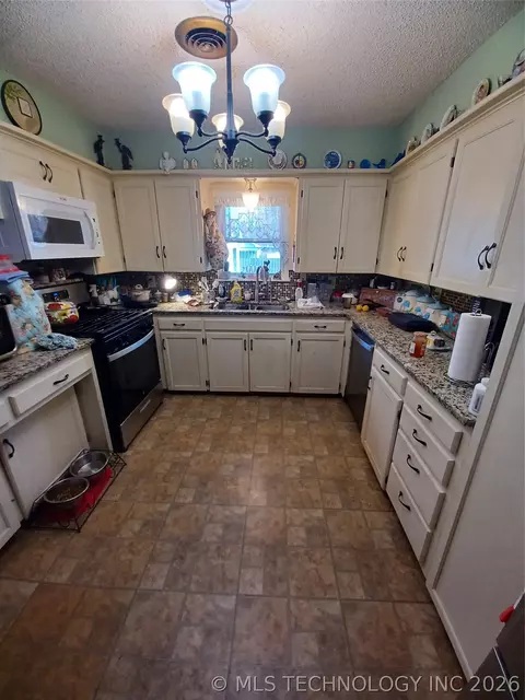 Kitchen - 722 SW 4th St, Checotah, OK 74426 photo 4 of 4