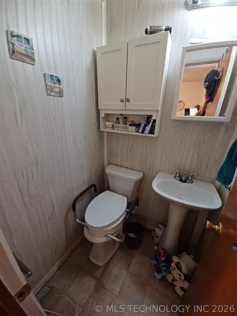 Bath - 722 SW 4th St, Checotah, OK 74426 photo 3 of 4