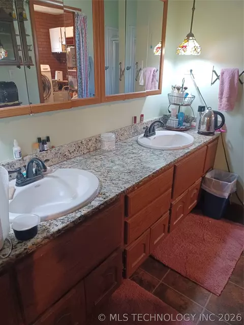 Bath - 722 SW 4th St, Checotah, OK 74426 photo 2 of 4