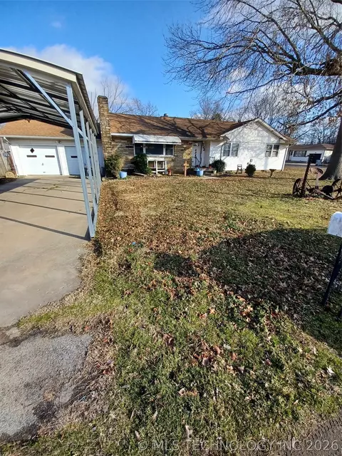 Exterior - 722 SW 4th St, Checotah, OK 74426 photo 2 of 5