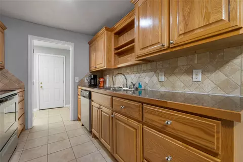 Kitchen - 831 Elgin Pl, Broken Arrow, OK 74012 photo 2 of 3