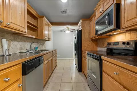 Kitchen - 831 Elgin Pl, Broken Arrow, OK 74012 photo 1 of 3