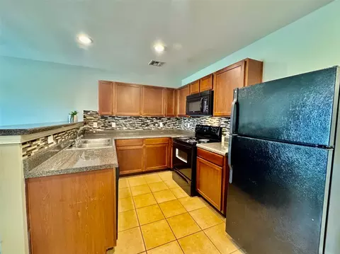 Kitchen - 3504 E Gillette St, Broken Arrow, OK 74012 photo 2 of 7