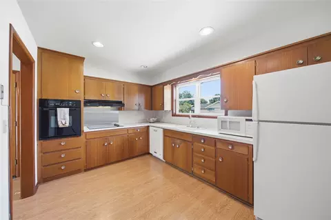 Kitchen - 6736 E 28th St, Tulsa, OK 74129 photo 1 of 5