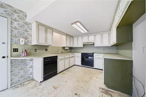 Kitchen - 2920 E 77th St S, Tulsa, OK 74136 photo 2 of 4