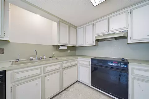 Kitchen - 2920 E 77th St S, Tulsa, OK 74136 photo 3 of 4
